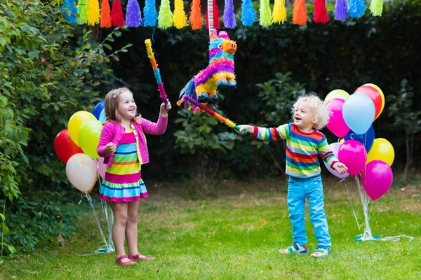 Barn som leker med födelsedag Piñata — Stockfoto
