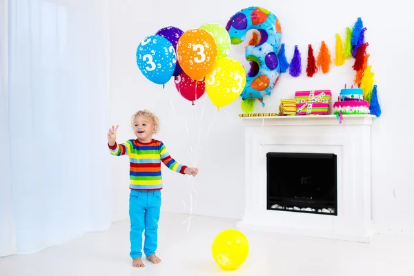 Malého chlapce otevírání narozeniny dárky — Stock fotografie
