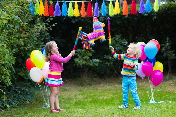 Kids playing with birthday pinata — Stock Photo, Image