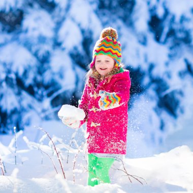 Karlı kış Park eğlenmek çocuk