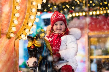 Çocuk sürme atlıkarınca üstünde Noel pazarı