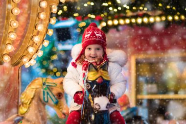 Çocuk sürme atlıkarınca üstünde Noel pazarı