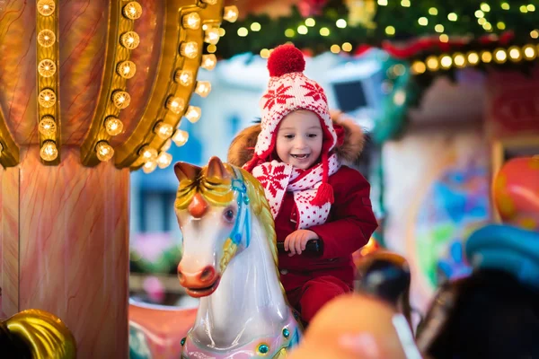 Carrusel infantil en el mercado de Navidad — Foto de Stock