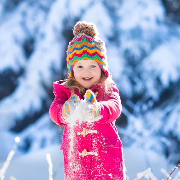 Criança se divertindo no parque de inverno nevado — Fotografia de Stock