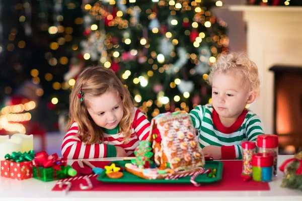 Barnen gör jul ingefära bröd hus — Stockfoto