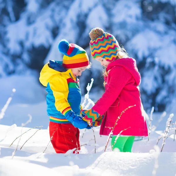 Crianças brincando no parque de inverno nevado — Fotografia de Stock