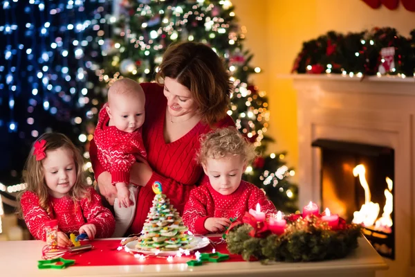 Familie backt Weihnachtsgebäck — Stockfoto