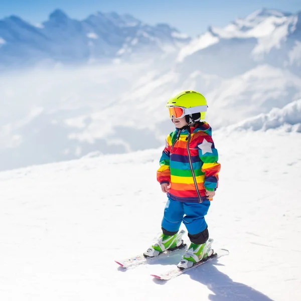 Niña esquiando en las montañas — Foto de Stock