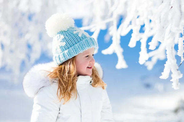 Děti baví v zasněžené zimní park — Stock fotografie