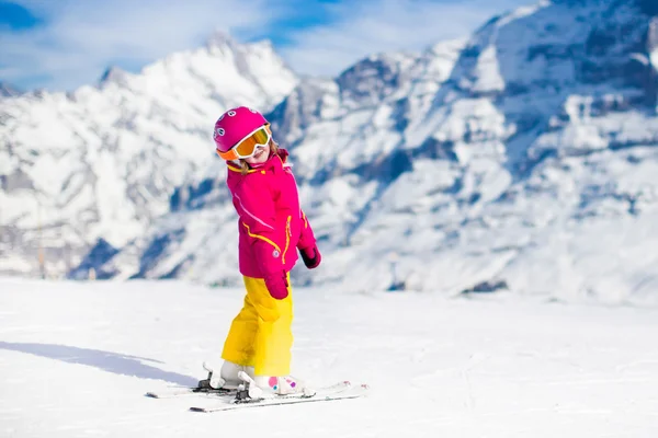 Bambino sciare in montagna — Foto Stock