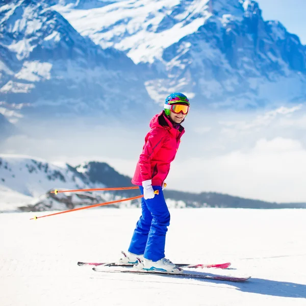 Jeune femme skiant dans les montagnes . — Photo