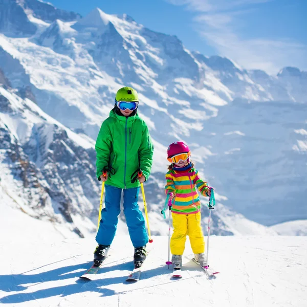 Niños esquiando en las montañas — Foto de Stock
