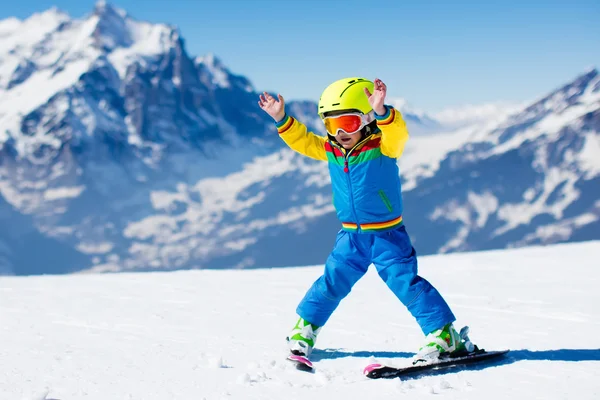 Μικρό παιδί σκι στα βουνά — Φωτογραφία Αρχείου