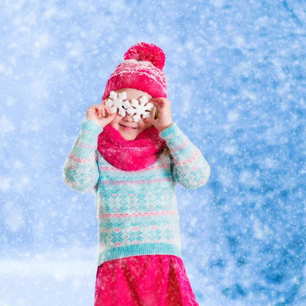Niña jugando con copos de nieve de juguete en el parque de invierno —  Fotos de Stock