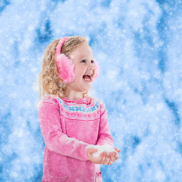 Menina pegando flocos de neve — Fotografia de Stock