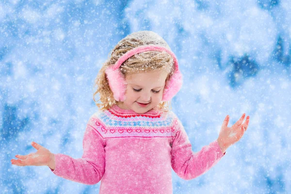 Menina pegando flocos de neve — Fotografia de Stock