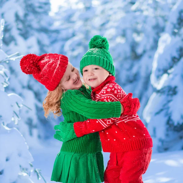 Bambini che giocano nella foresta invernale innevata — Foto Stock