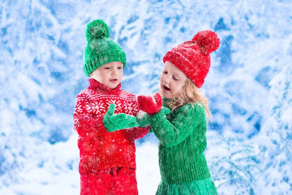 Kids playing in snowy winter forest — Stock Photo, Image