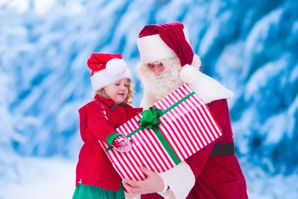 Gyerekek és a karácsonyi ajándékokat a télapó — Stock Fotó
