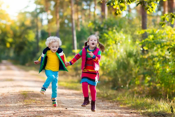 Kinderen spelen in de herfst park — Stockfoto