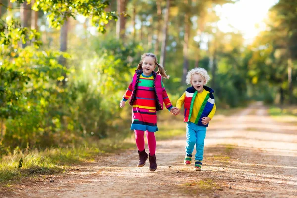 Kids playing in autumn park — Stock Photo, Image