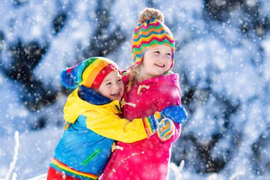 Karlı kış parkta oynayan çocuklar