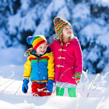 Karlı kış parkta oynayan çocuklar