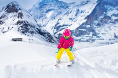 Küçük çocuk dağda Kayak