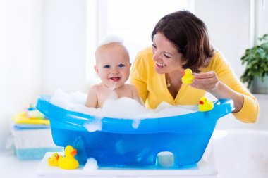 Genç anne banyo bebek çocuk