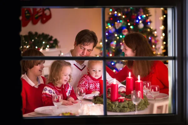 크리스마스 저녁 식사를 집에서 즐기는 가족 — 스톡 사진