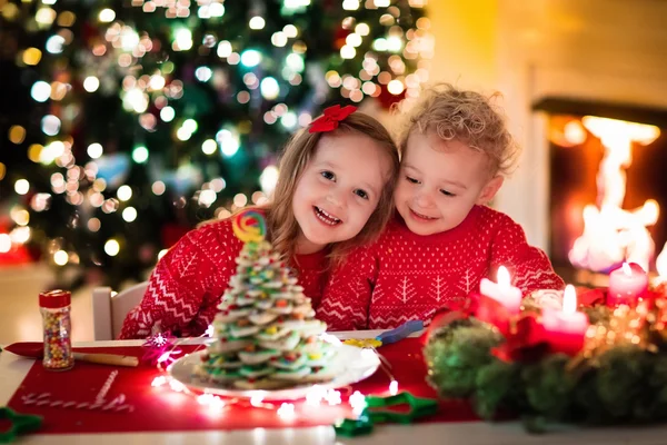 Τα παιδιά την παραμονή των Χριστουγέννων το ψήσιμο — Φωτογραφία Αρχείου