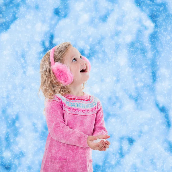 Menina pegando flocos de neve — Fotografia de Stock