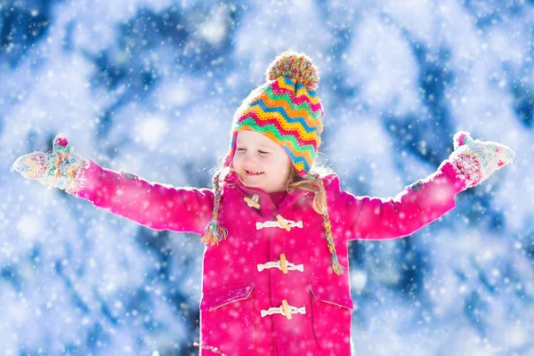 Niño divirtiéndose en el parque de invierno nevado —  Fotos de Stock