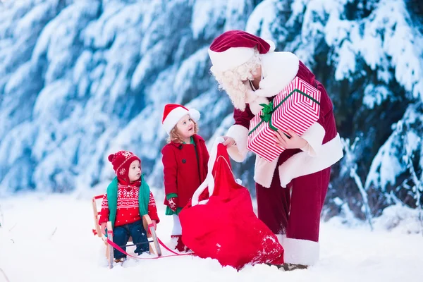 孩子和圣诞老人与圣诞礼物 — 图库照片