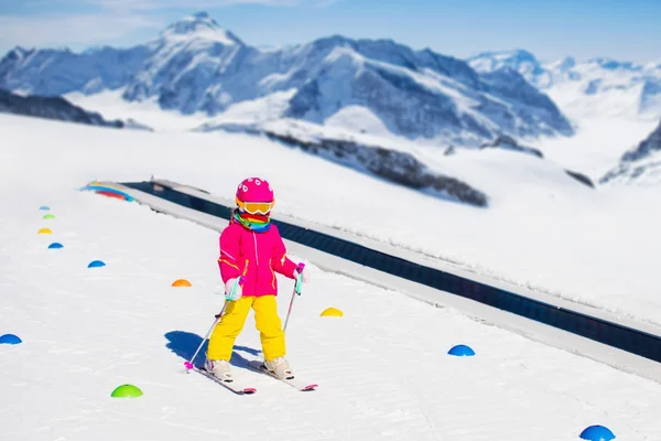 Child in ski school — Φωτογραφία Αρχείου