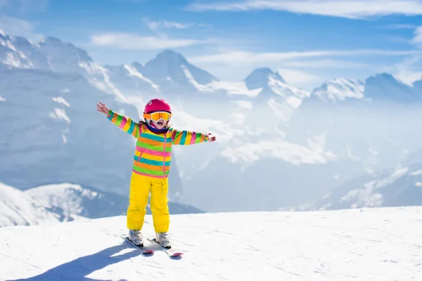 Petit enfant skiant dans les montagnes — Photo