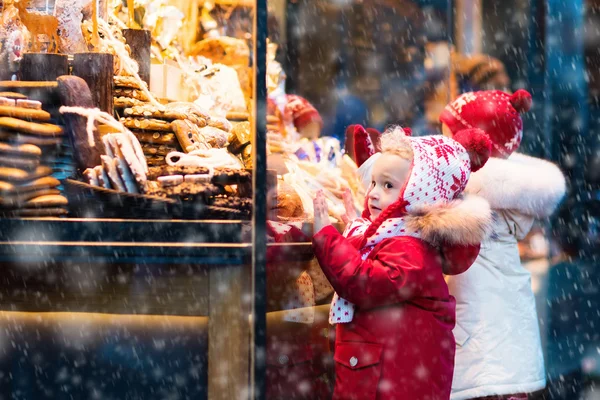 Crianças olhando doces e pastelaria no mercado de Natal — Fotografia de Stock