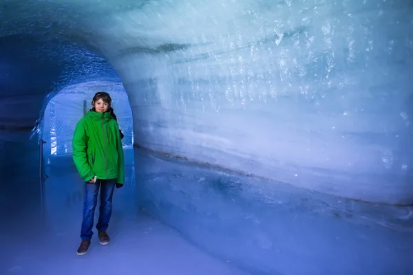 Turist i glaciäris cave — Stockfoto