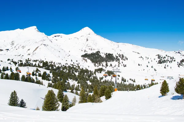 Alpine ski facility in Swiss Alps — Stock Photo, Image