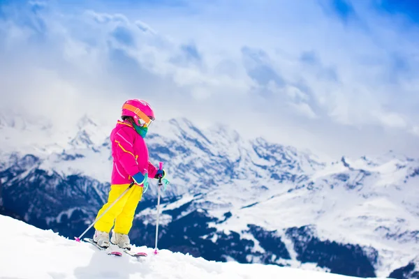 Petit enfant skiant dans les montagnes — Photo