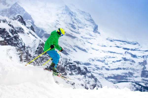 Esquí infantil en las montañas — Foto de Stock