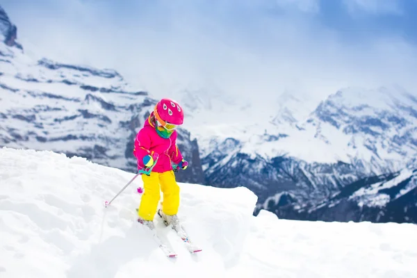 Małe dziecko na nartach w górach — Zdjęcie stockowe