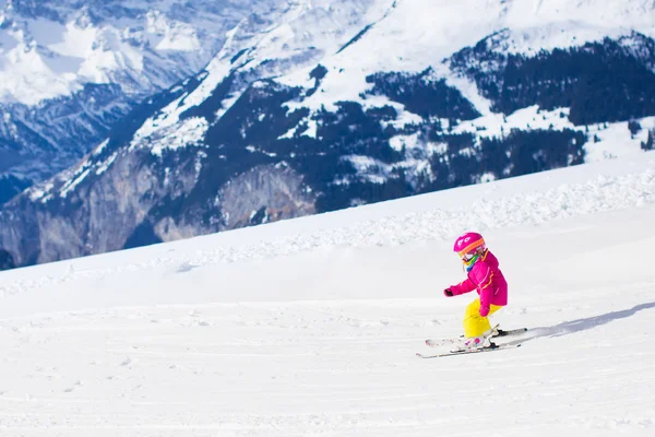 Kleines Kind beim Skifahren in den Bergen — Stockfoto