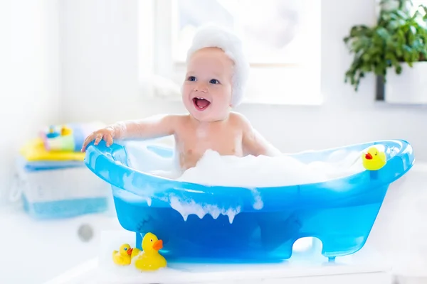 Малыш принимает ванну — стоковое фото