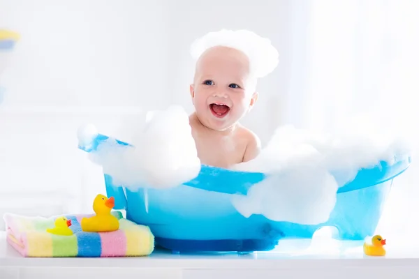 Pequeño bebé tomando un baño — Foto de Stock