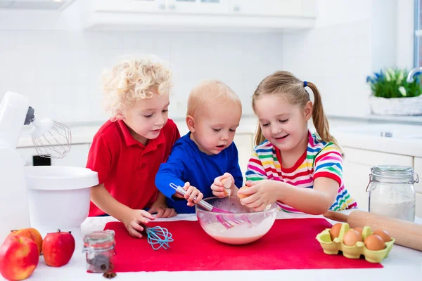 Barnen baka en paj i vitt kök — Stockfoto