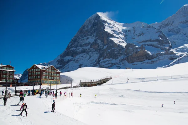 Impianto sciistico alpino nelle Alpi svizzere — Foto Stock