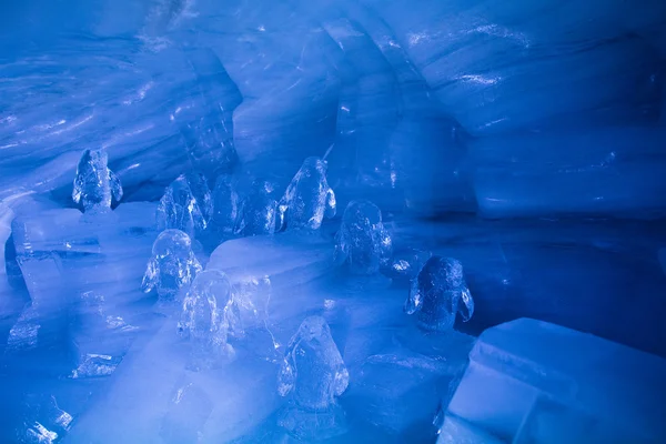 Scultura pinguino in grotta di ghiaccio nelle Alpi svizzere ghiacciaio — Foto Stock