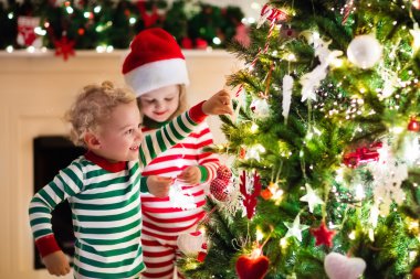 Çocuklar Noel ağacının altında pijama