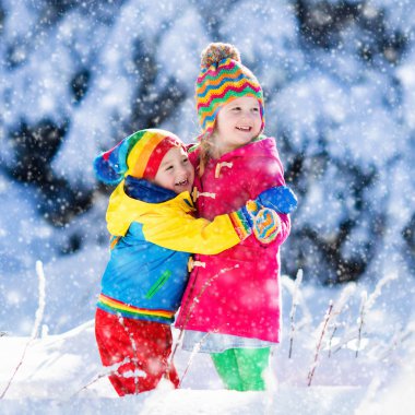 Karlı kış parkta oynayan çocuklar